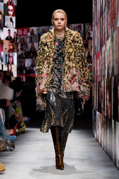 Look 15